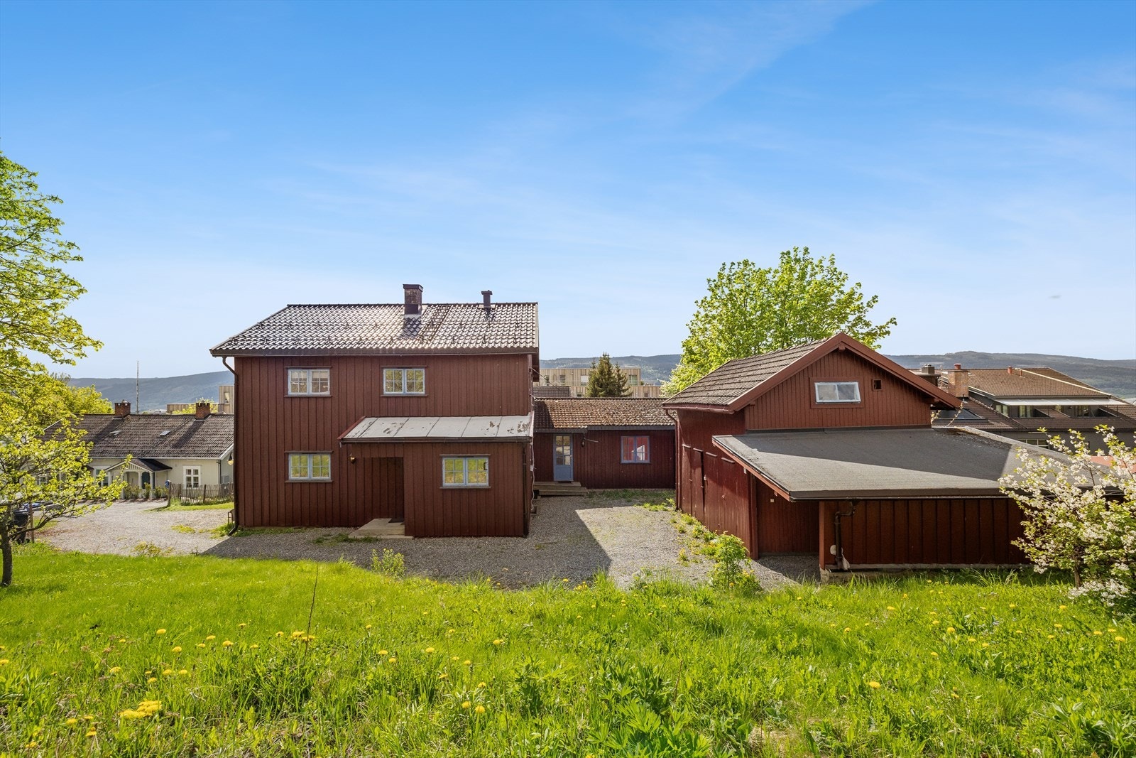 Eiendommen inkluderer en separat garasjebygning med carport (se pkt. ferdigattest) og flere boder for rikelig med lagringsplass. Galleribilde