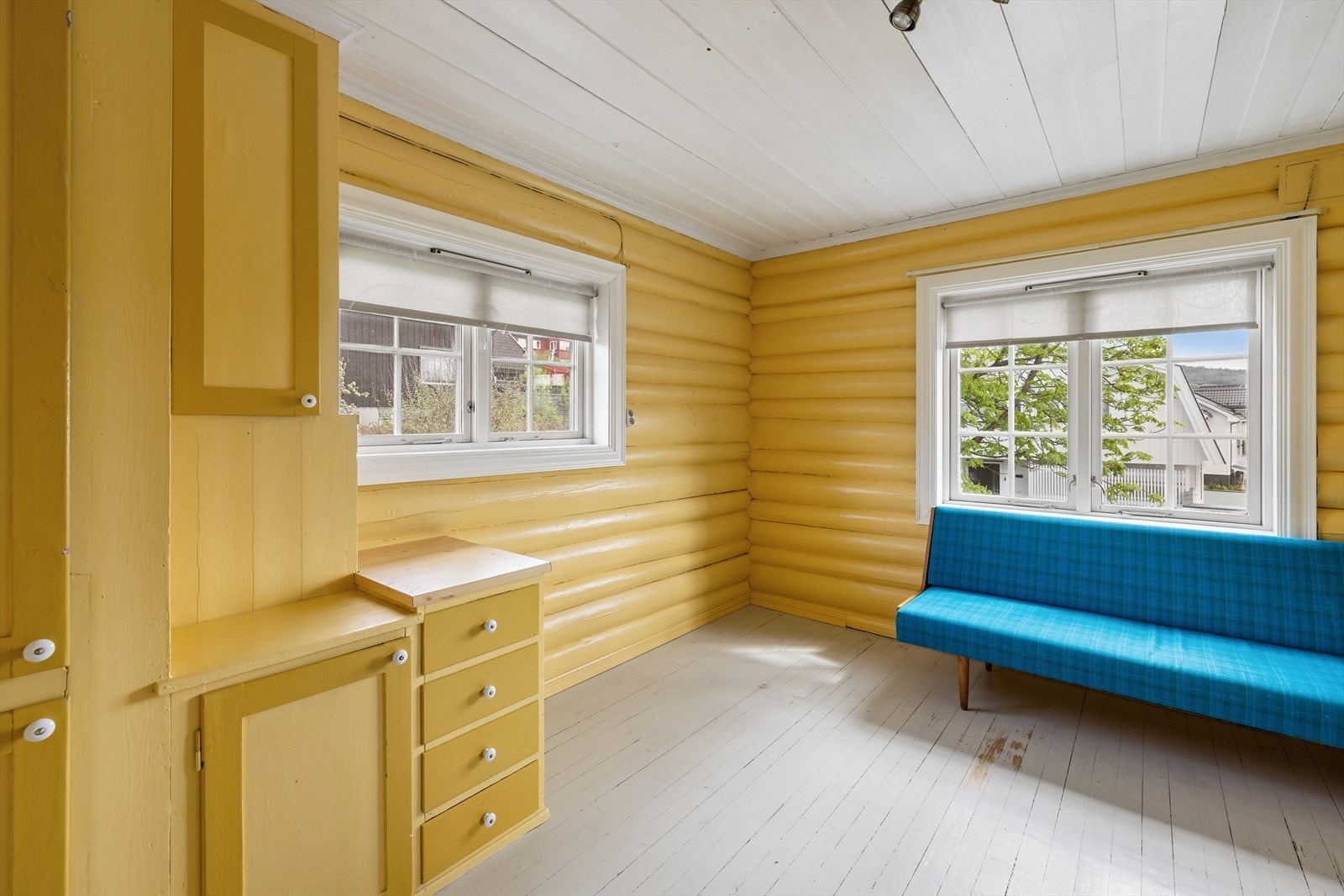Rommet har plassbygde skap som gir praktisk oppbevaring. Galleribilde