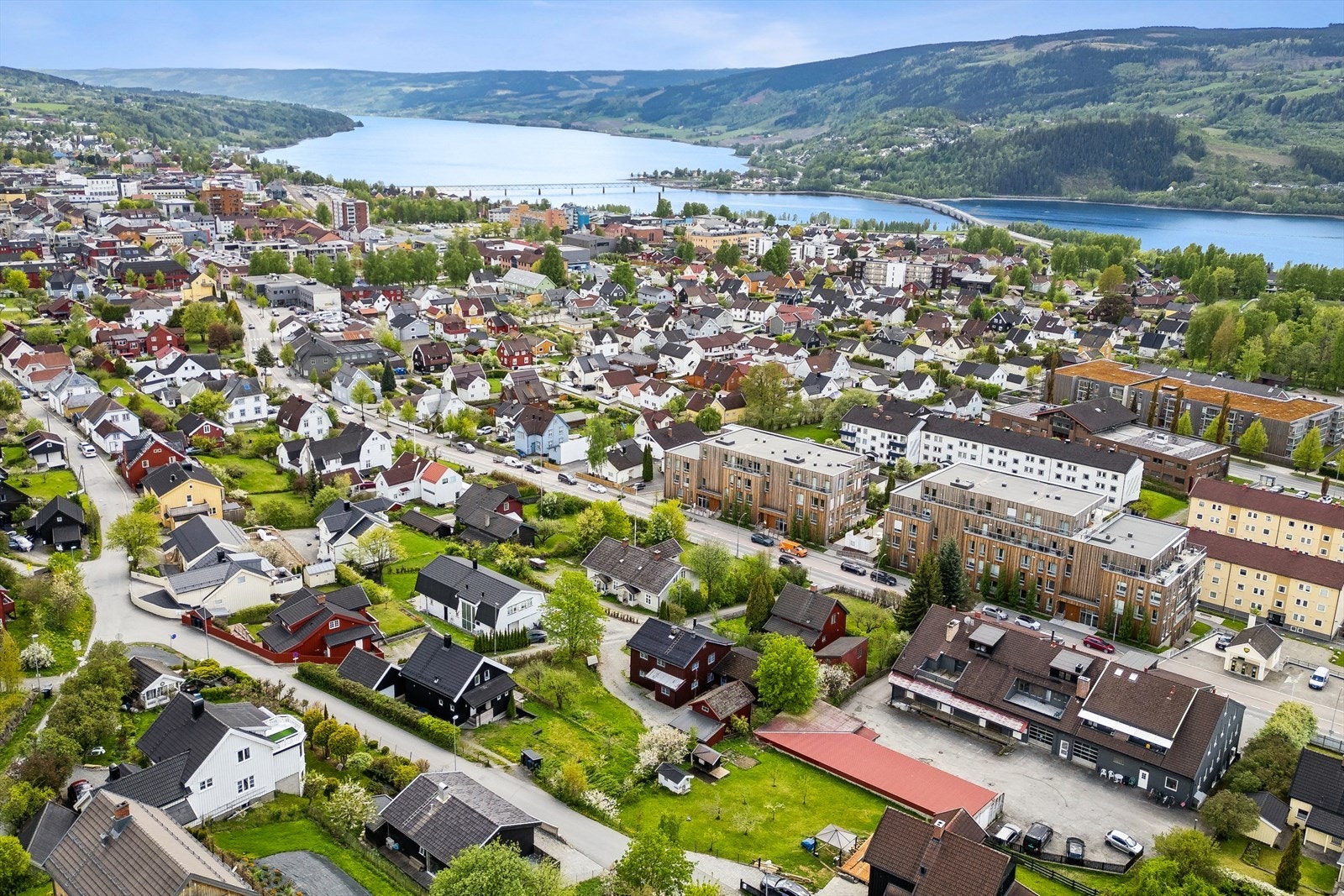 Fra eiendommen er det kort vei til sentrum. Nærmeste dagligvare, Rema 1000 Helleberg, ligger kun 5 minutter unna. Galleribilde