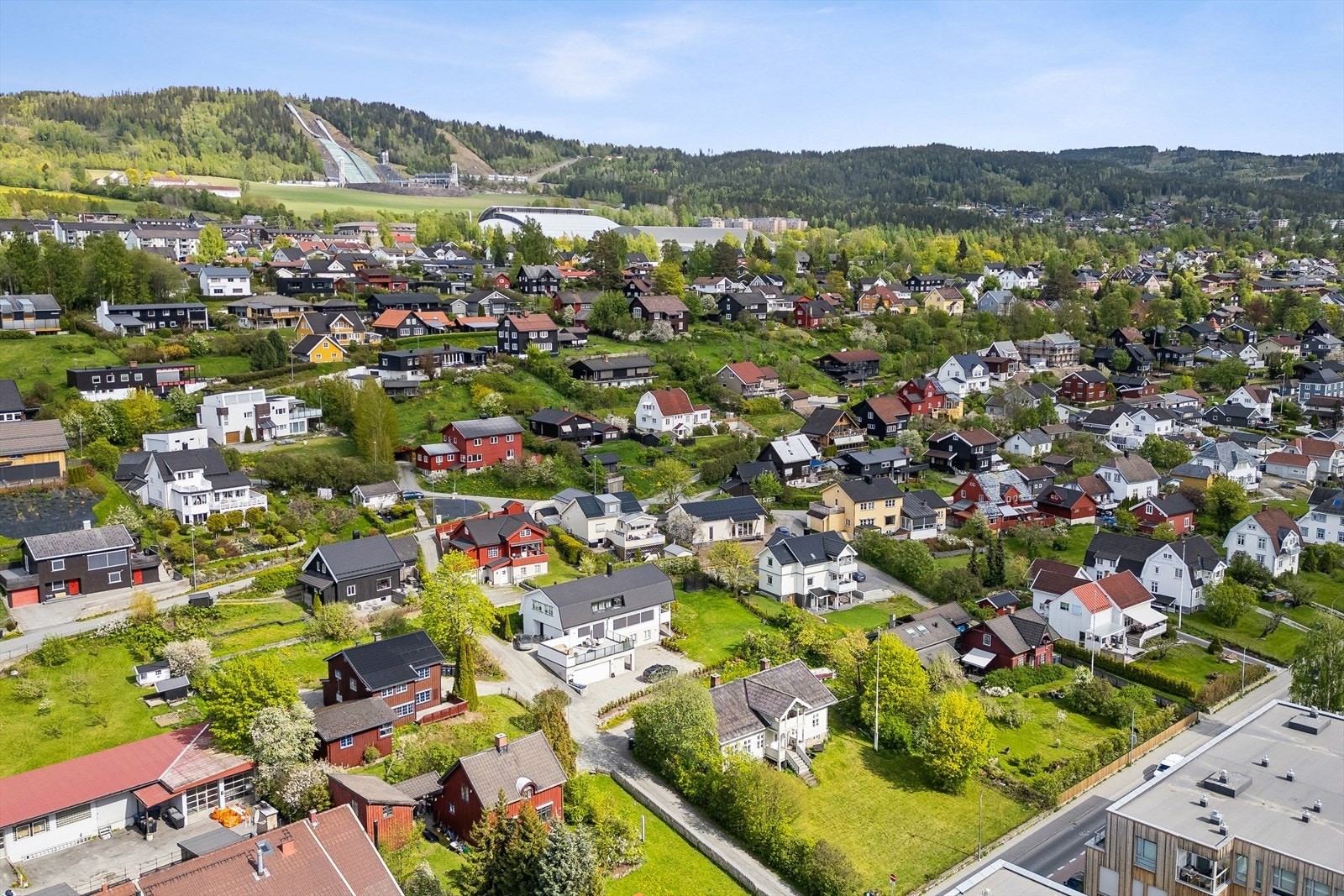 I horisonten skimtes Lysgårdsbakkene, et landemerke for OL-byen Lillehammer. Galleribilde