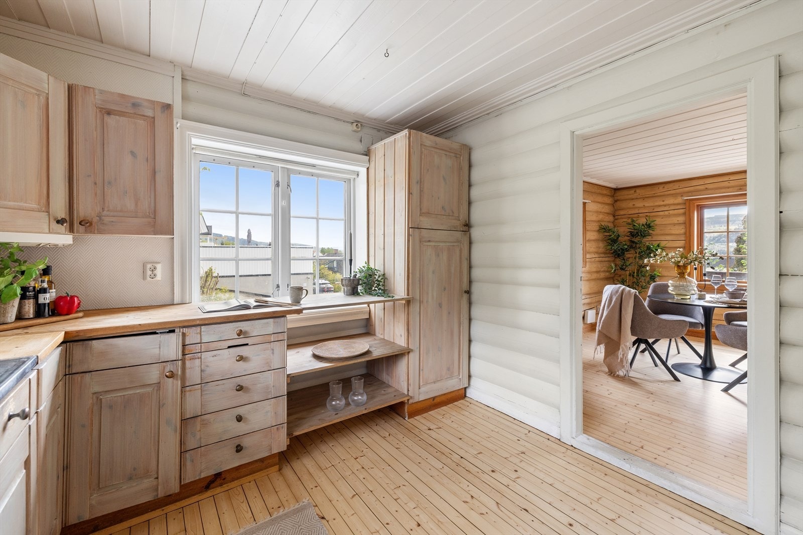 Innredningen byr på godt med skap- og benkeplass, og det flislagt over benken med belysning. Galleribilde