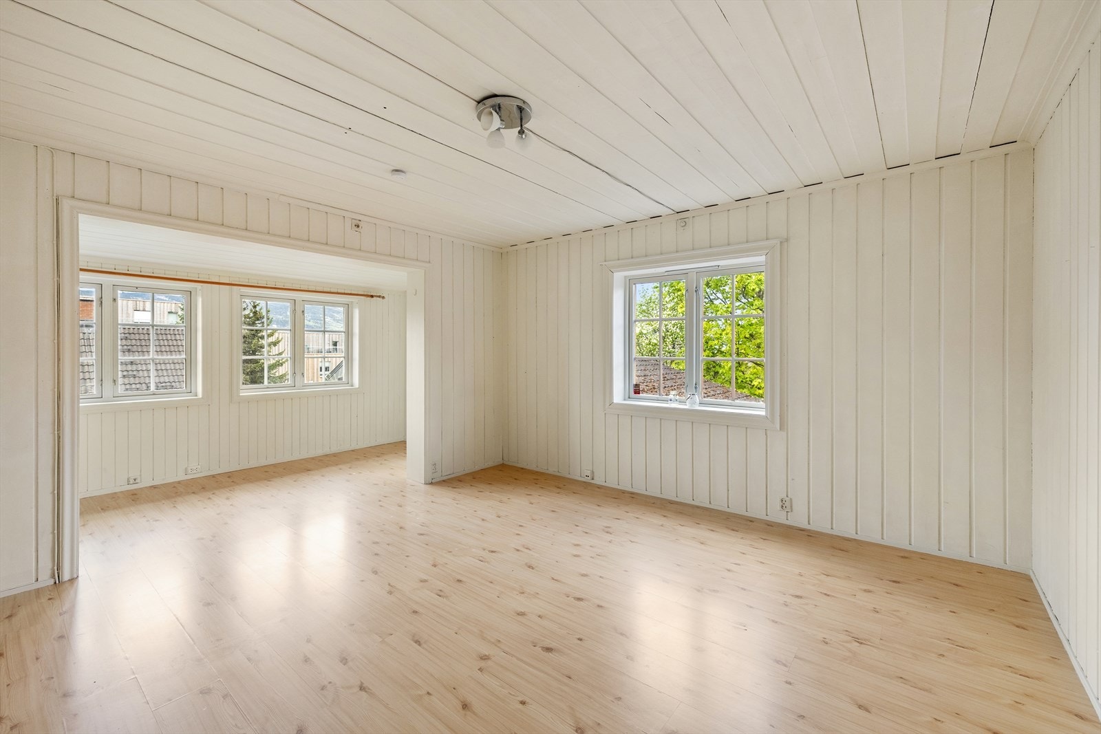 2. etasjen inneholder gang, tre soverom (se pkt. ferdigattest) og et bad. Soverommene er romslige og varierer i karakter. Galleribilde