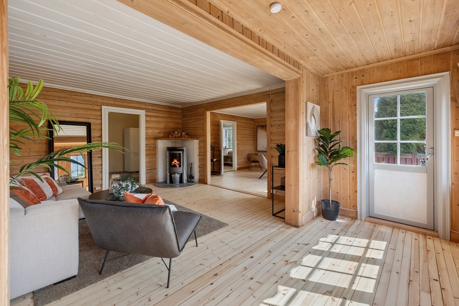 Stuen har god plass til både sofagruppe og øvrig møblement, med mulighet for å etablere flere soner. Galleribilde