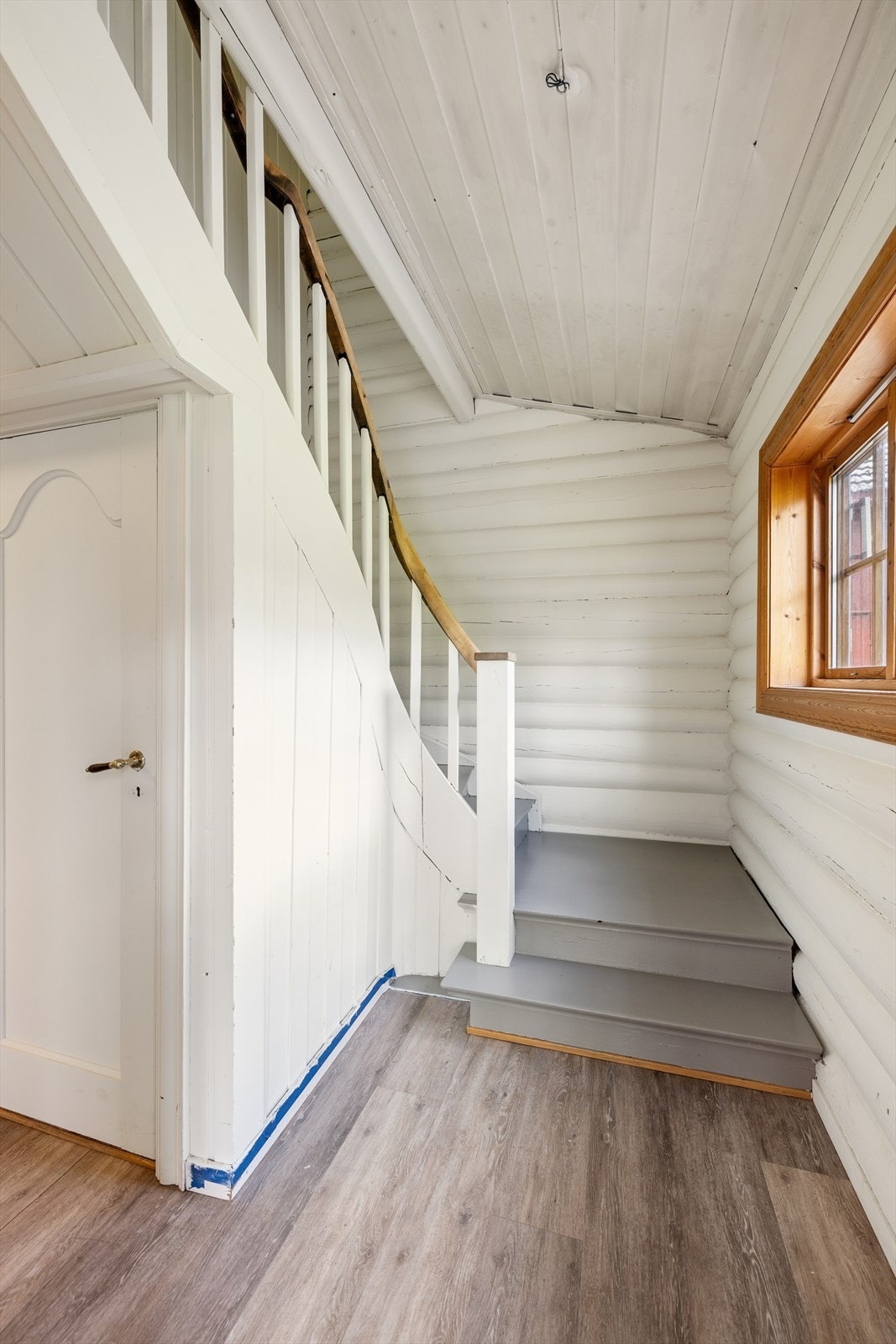 Trappen i treverk forbinder første og andre etasje. Galleribilde