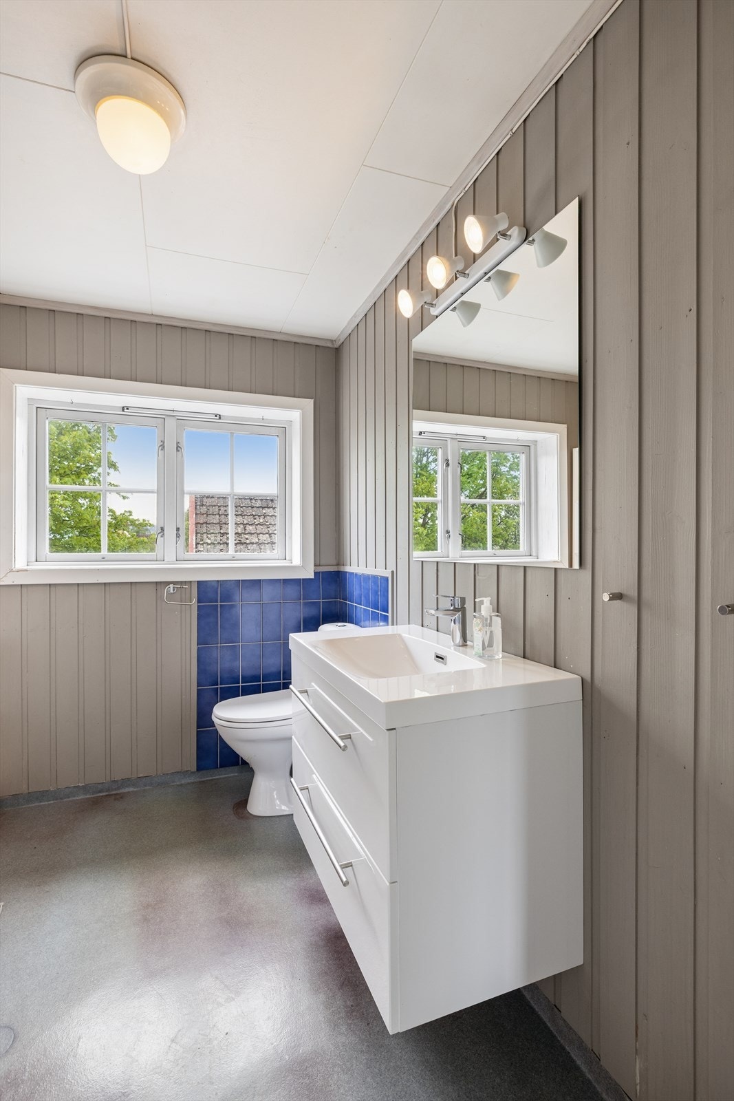 Badet i andre etasje har belegg på gulv og panel på vegg. Galleribilde