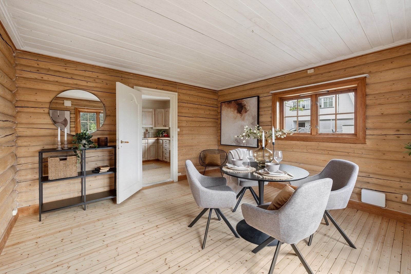 Rommet har flere vinduer som gir godt med dagslys. Galleribilde
