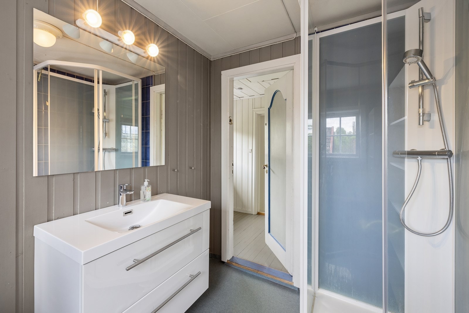 Badet har også et dusjkabinett. Galleribilde