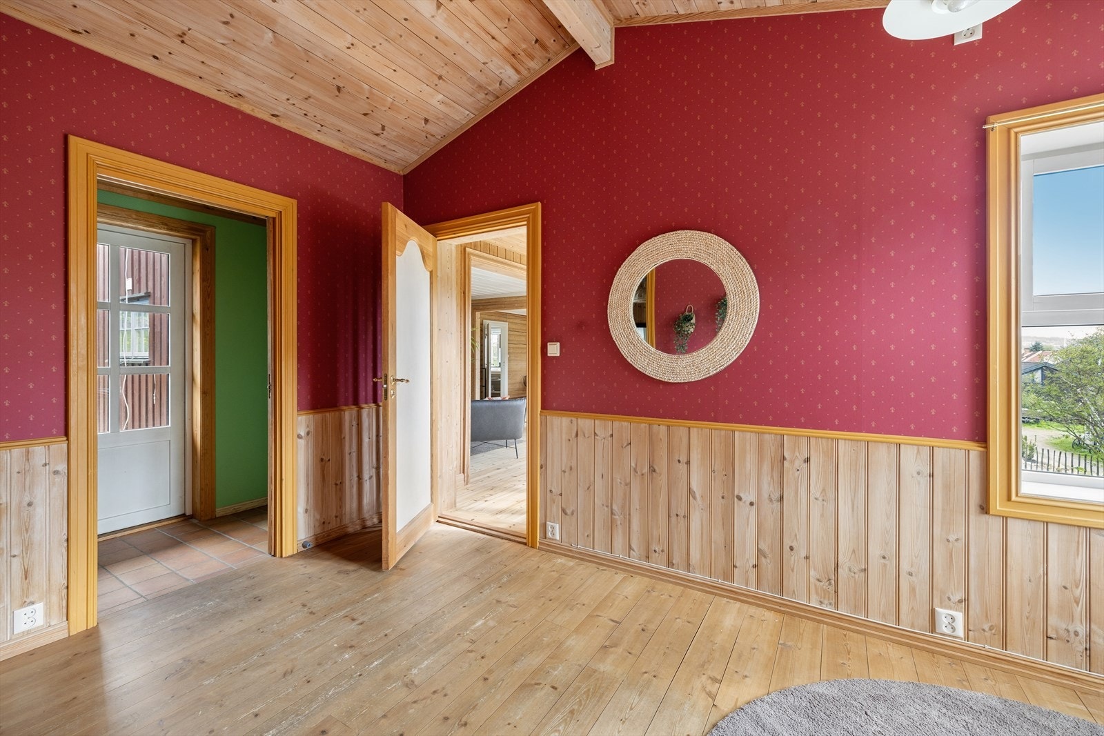 De to soverommene i 1. etasje ligger i en egen sone adskilt fra stue og kjøkken via gang (se pkt. ferdigattest). Galleribilde