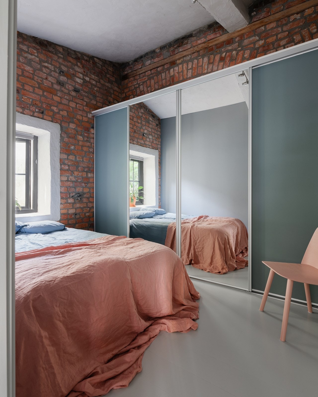 På hovedsoverommet finner du en stor skyvedørsgarderobe og en sjarmerende teglsteinsvegg. Galleribilde