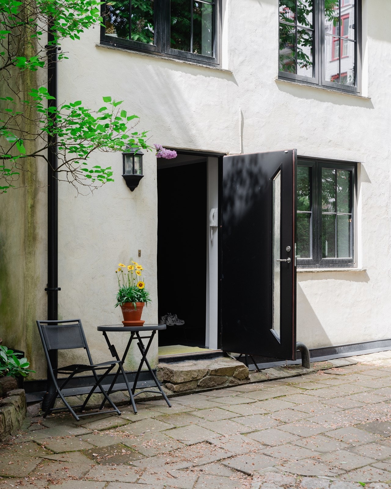 Egen inngang fra en rolig og tilbaketrukket indre bakgård. Galleribilde