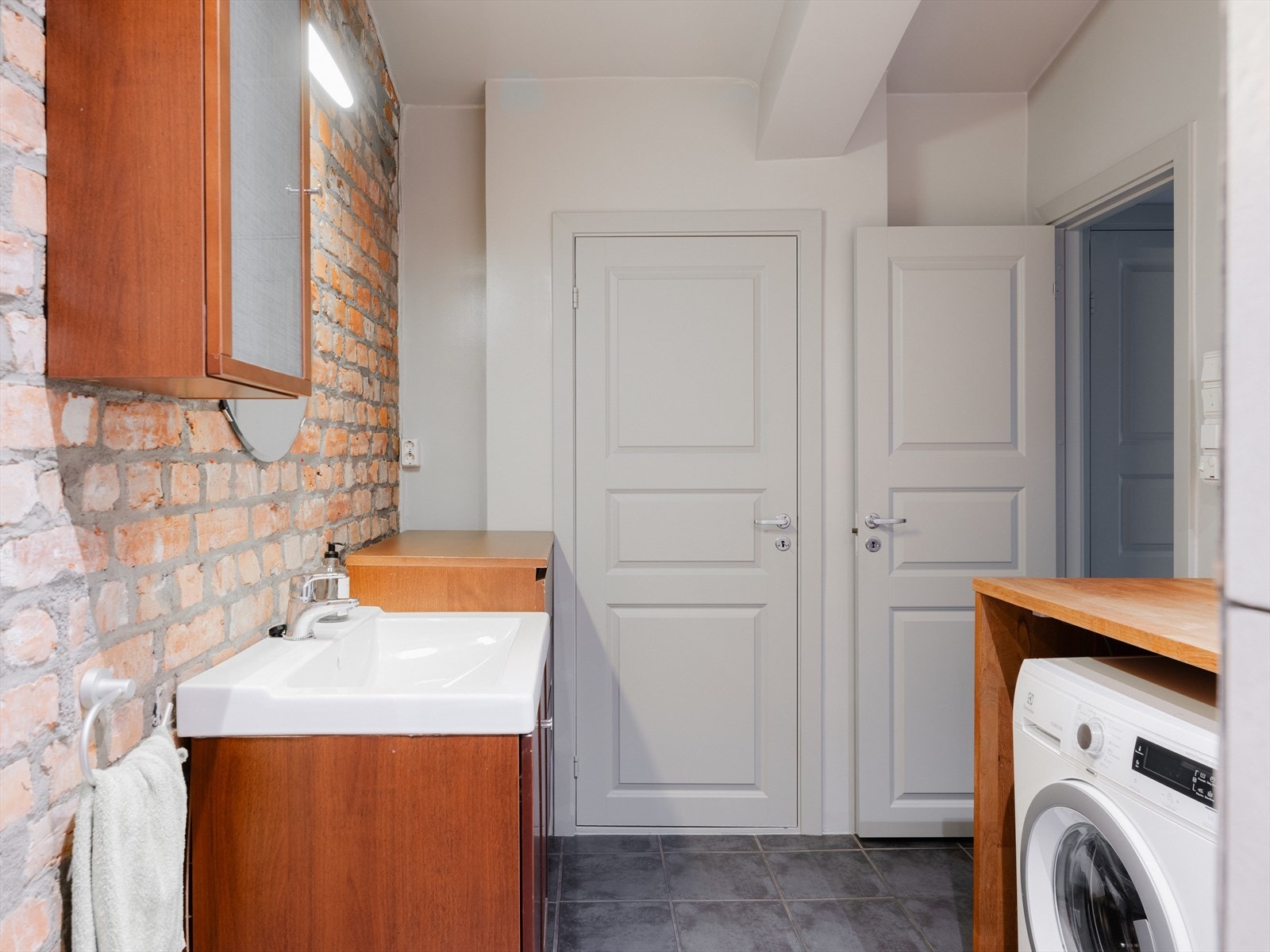 Praktisk opplegg for vaskemaskin under benkeplate. Galleribilde
