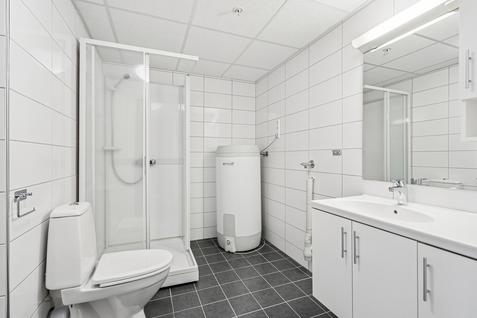 Badet har elektriske varmekabler i gulvet, dusjkabinett og opplegg for vaskemaskin. Galleribilde