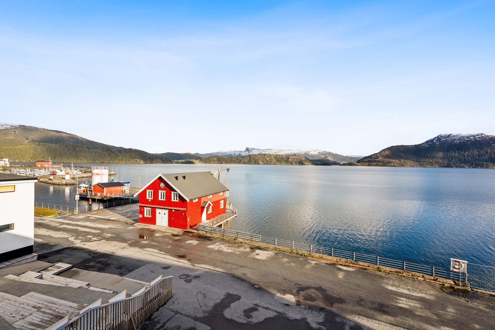 Utsikt fra leiligheten mot havnebassenget på Hemnesberget. Galleribilde
