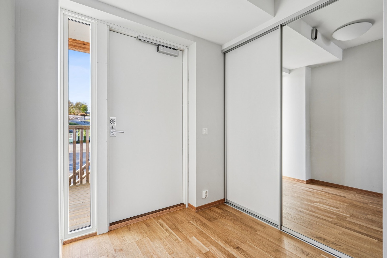 Entréen har en praktisk skyvedørsgarderobe for effektiv oppbevaring av yttertøy og sko. Galleribilde