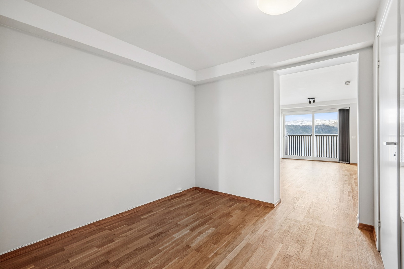 Leiligheten har to soverom. Dette rommet egner seg godt som barnerom, gjesterom eller kontor. Galleribilde