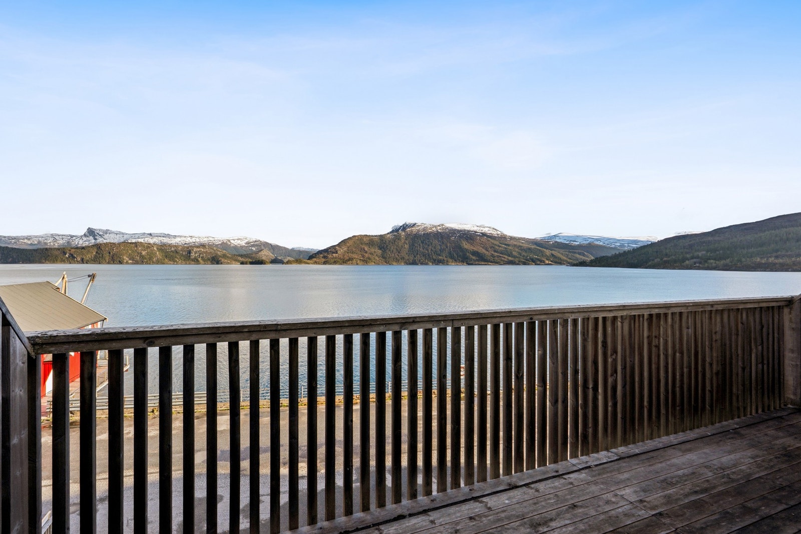 Fra balkongen har du en flott utsikt over fjorden og de omkringliggende fjellene. Galleribilde