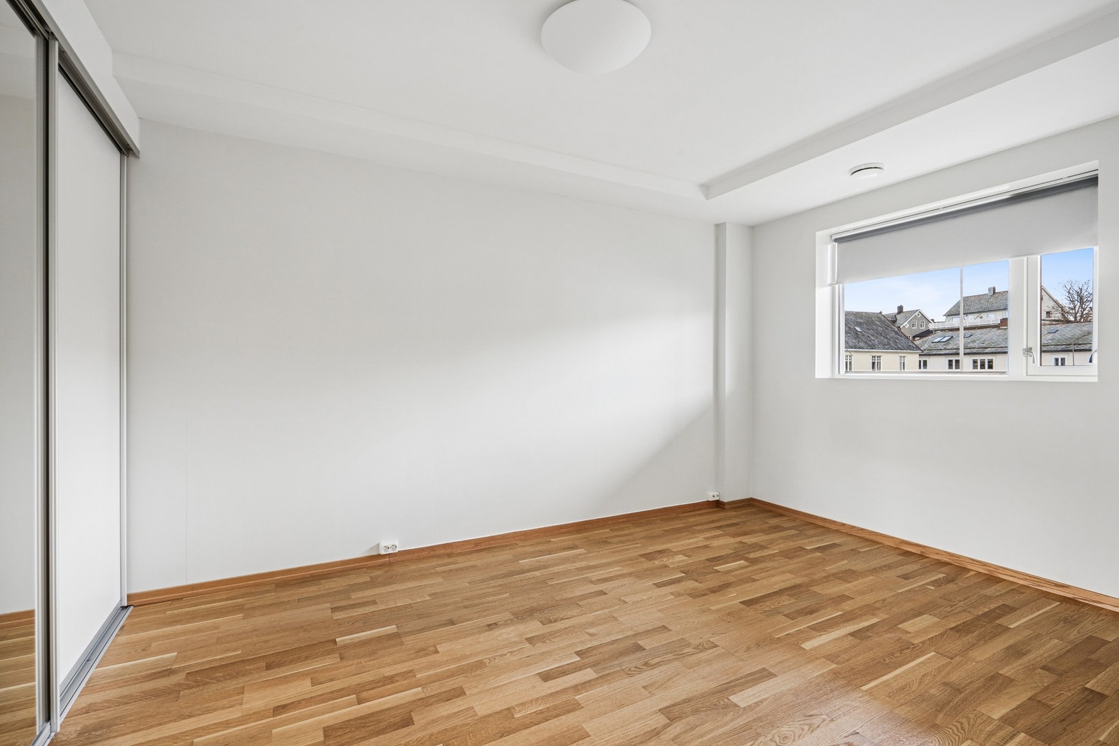 Hovedsoverommet har god plass til dobbeltseng og garderobeløsning. Galleribilde