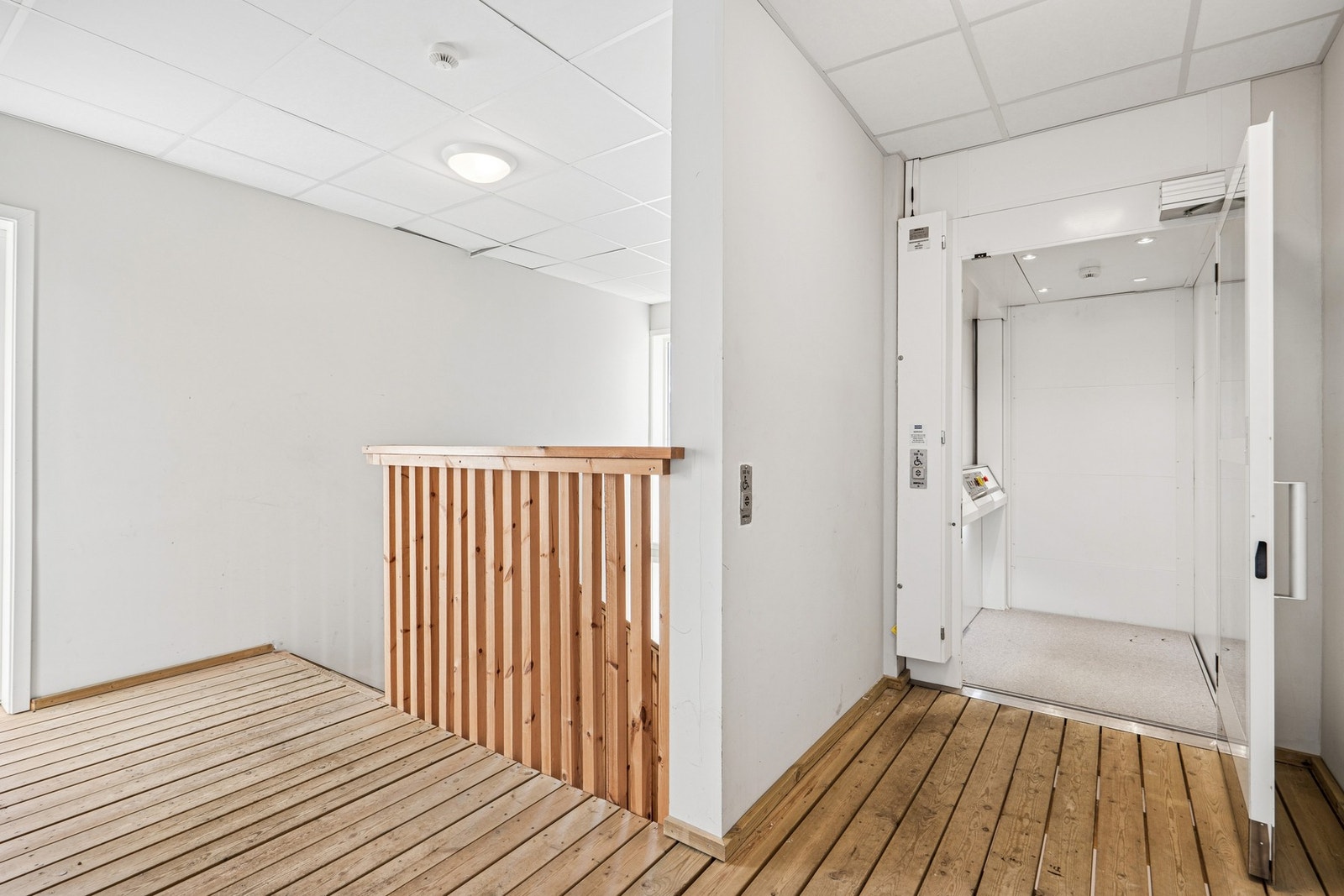 Bygget har heis, som gir enkel og trinnfri adkomst til leiligheten i andre etasje. Galleribilde