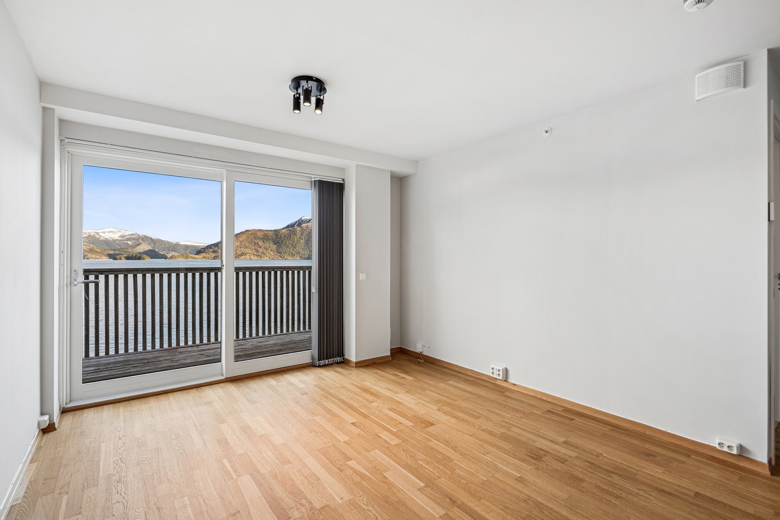 Stuen er i åpen løsning med kjøkkenet, og en skyvedør i glass åpner opp mot balkongen. Galleribilde