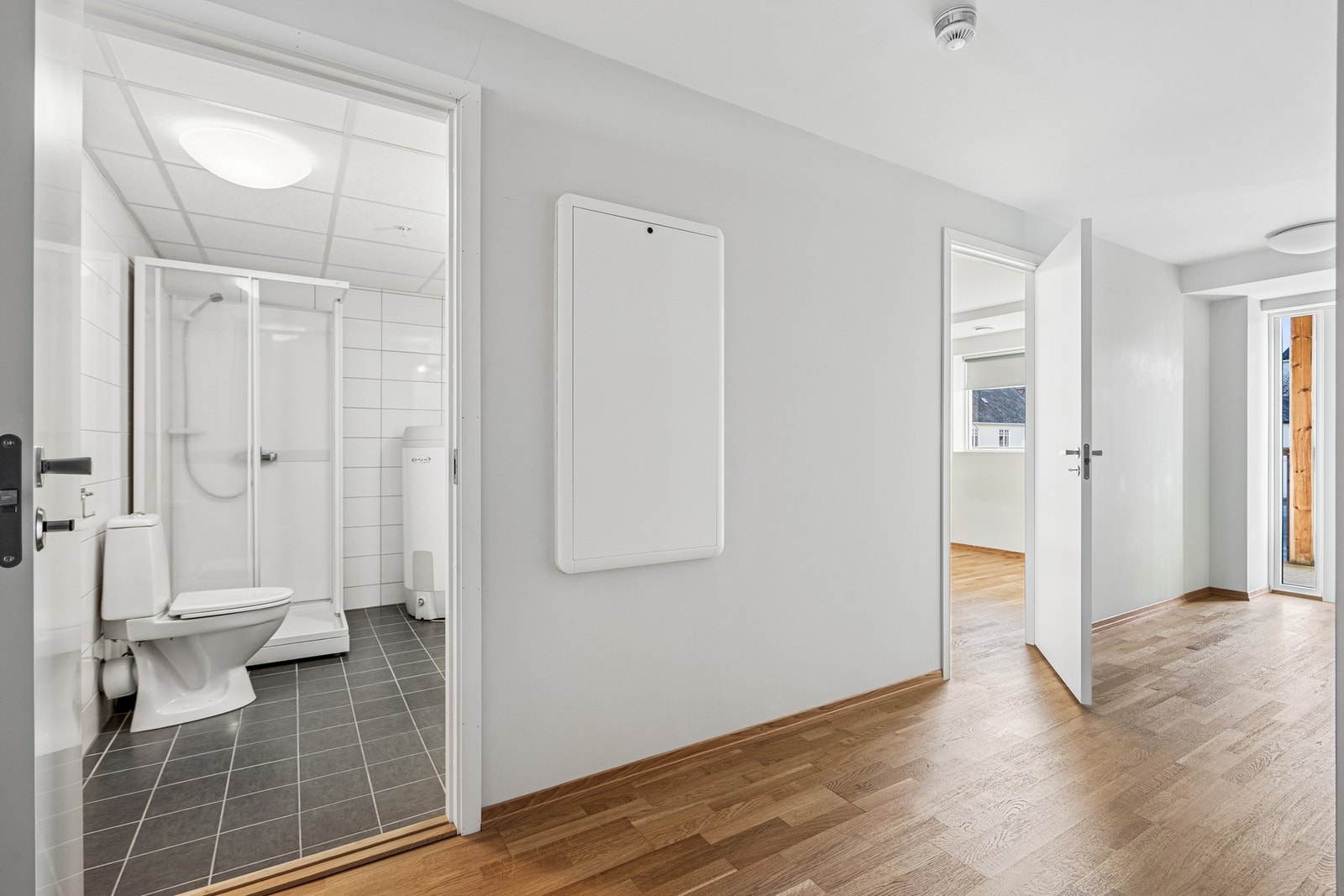 Fra gangen er det adkomst til bad og ett av soverommene. Galleribilde