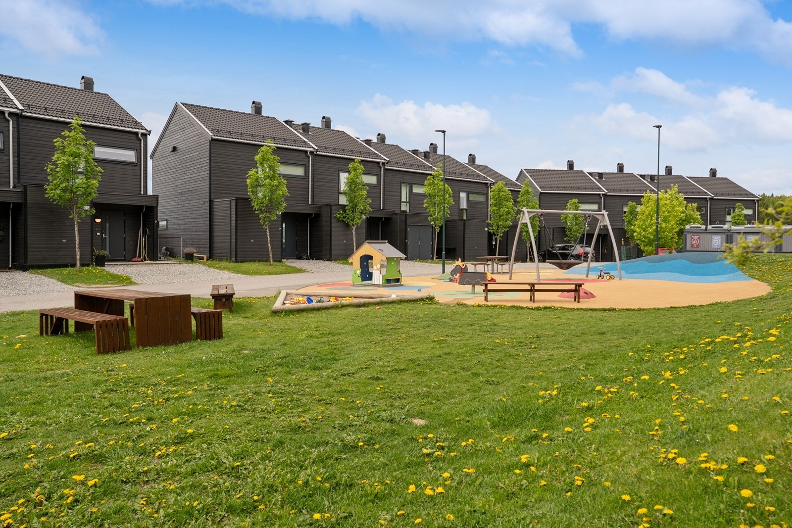 Her på Utsikten ligger man i et nyetablert boligområde med fin variasjon på bebyggelsen. Størrelsen på feltet har gjort utsikten til et flott familieområde med god sjanse for lekekamerater i nærheten og gode bekjentskaper. Galleribilde