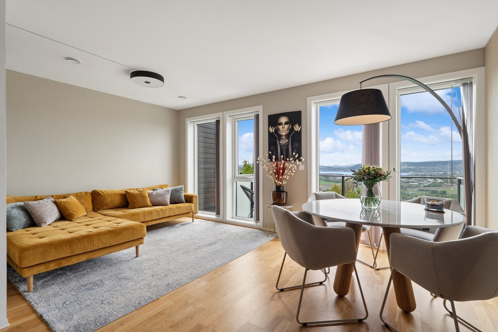 Et stilrent rekkehus med høy standard fra 201. Attraktivt og familievennlig beliggenhet på populære Utsikten, sentralt, høyt og fritt på Reistad. Galleribilde