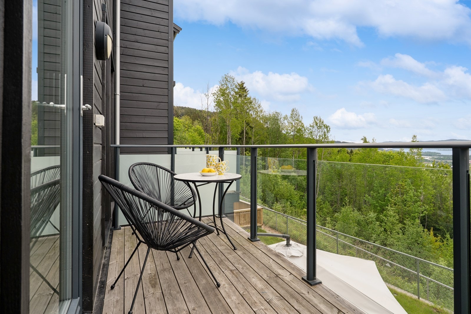Skjermet veranda i 2.etasje med utgang fra stue. Galleribilde