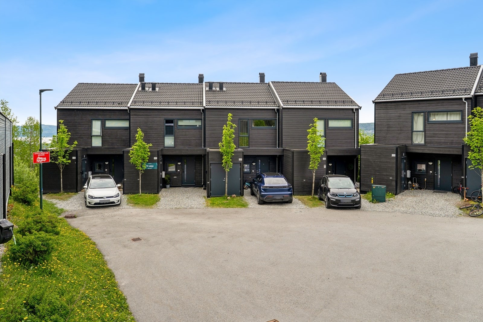 Med plass til parkering rett utenfor inngangsdøren, samt plass i felles garasjeanlegg. Galleribilde