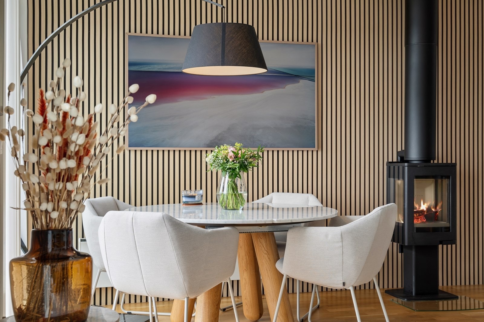 Stuen har god plass til både sofa- og spisegruppe. Galleribilde