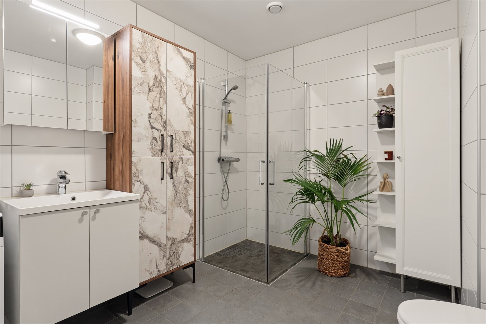 Badet i underetasjen har opplegg for vaskemaskin og tørketrommel. Galleribilde