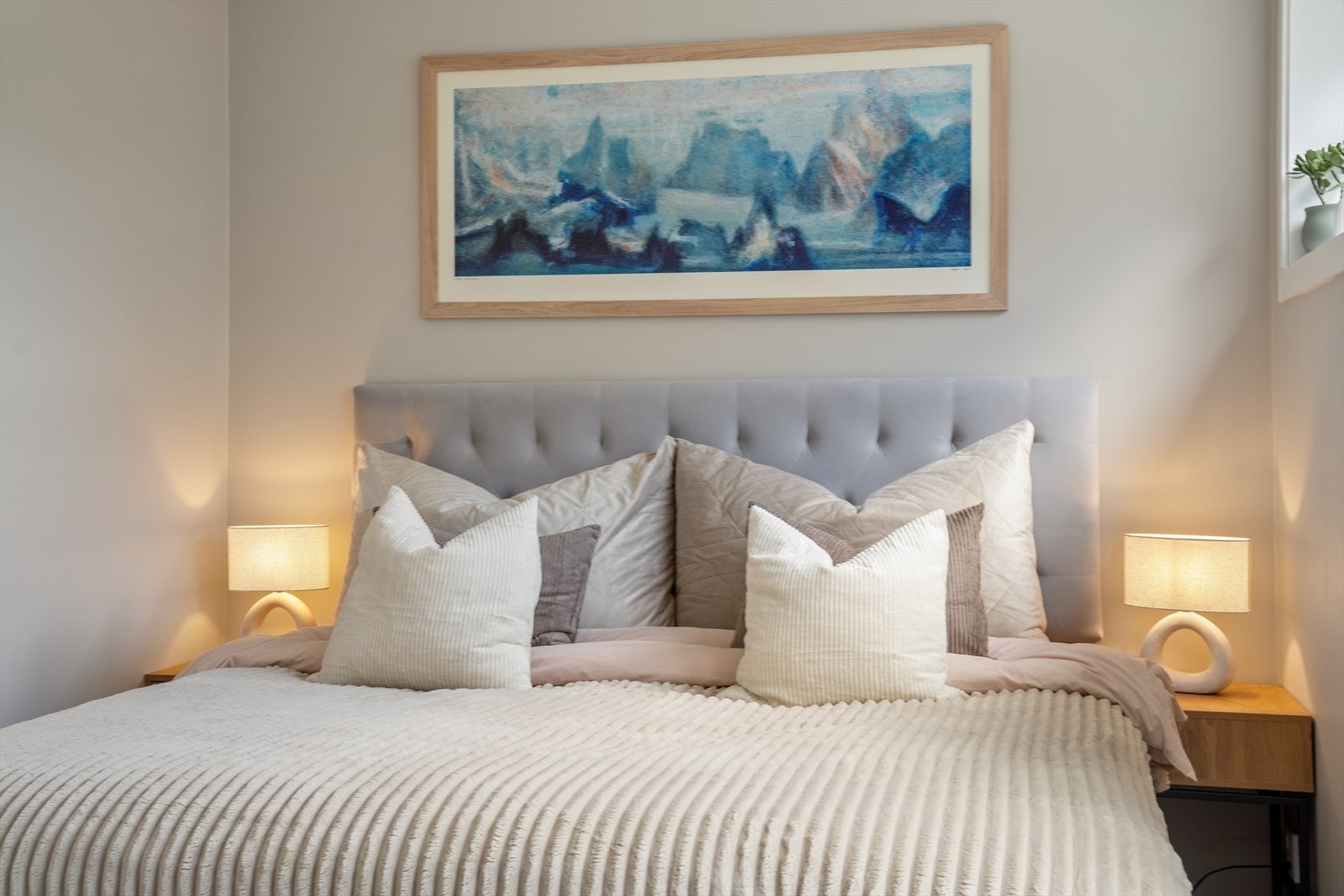 Lekkert og tidløst innredet hovedsoverom malt i en behagelig beige tone. Galleribilde