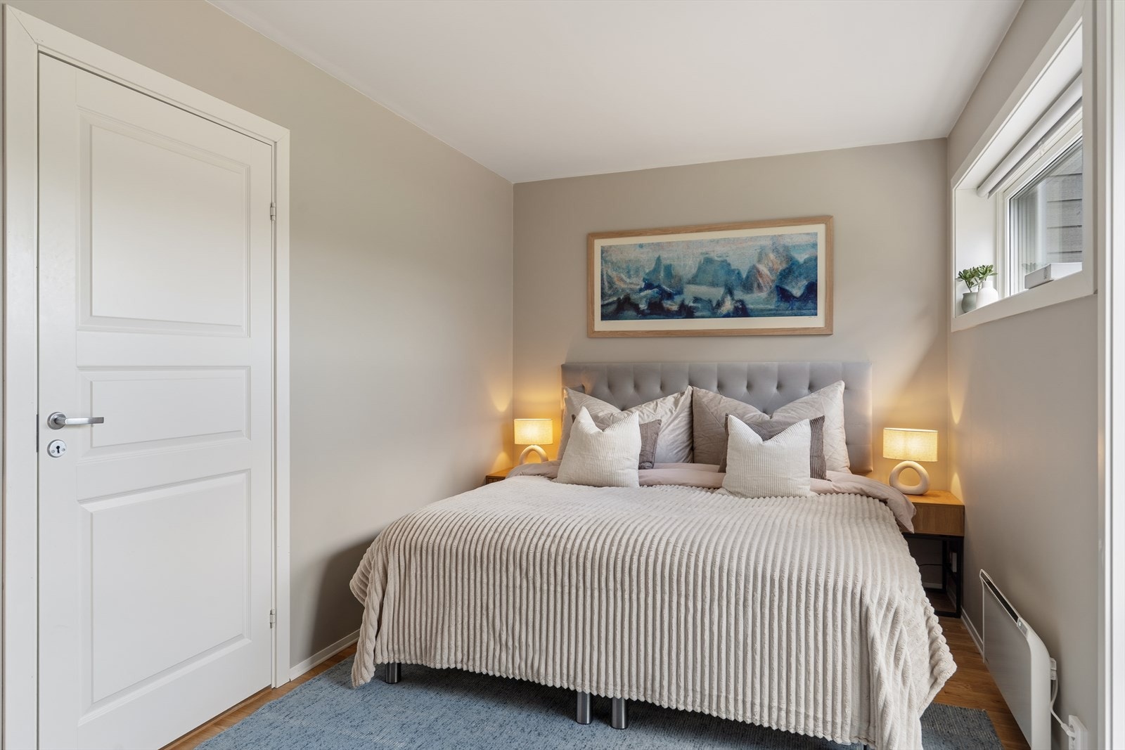 2. etasje er optimalisert for privatliv med tre gode soverom, en innredet walk-in garderobe og et stilfullt bad. Galleribilde
