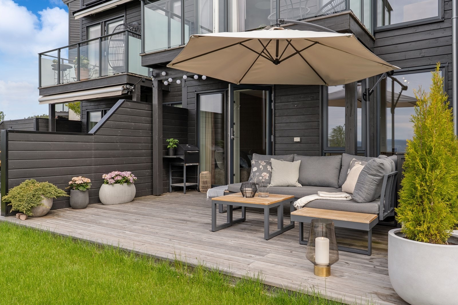 Solrik terrasse med god plass til utemøblement. Galleribilde