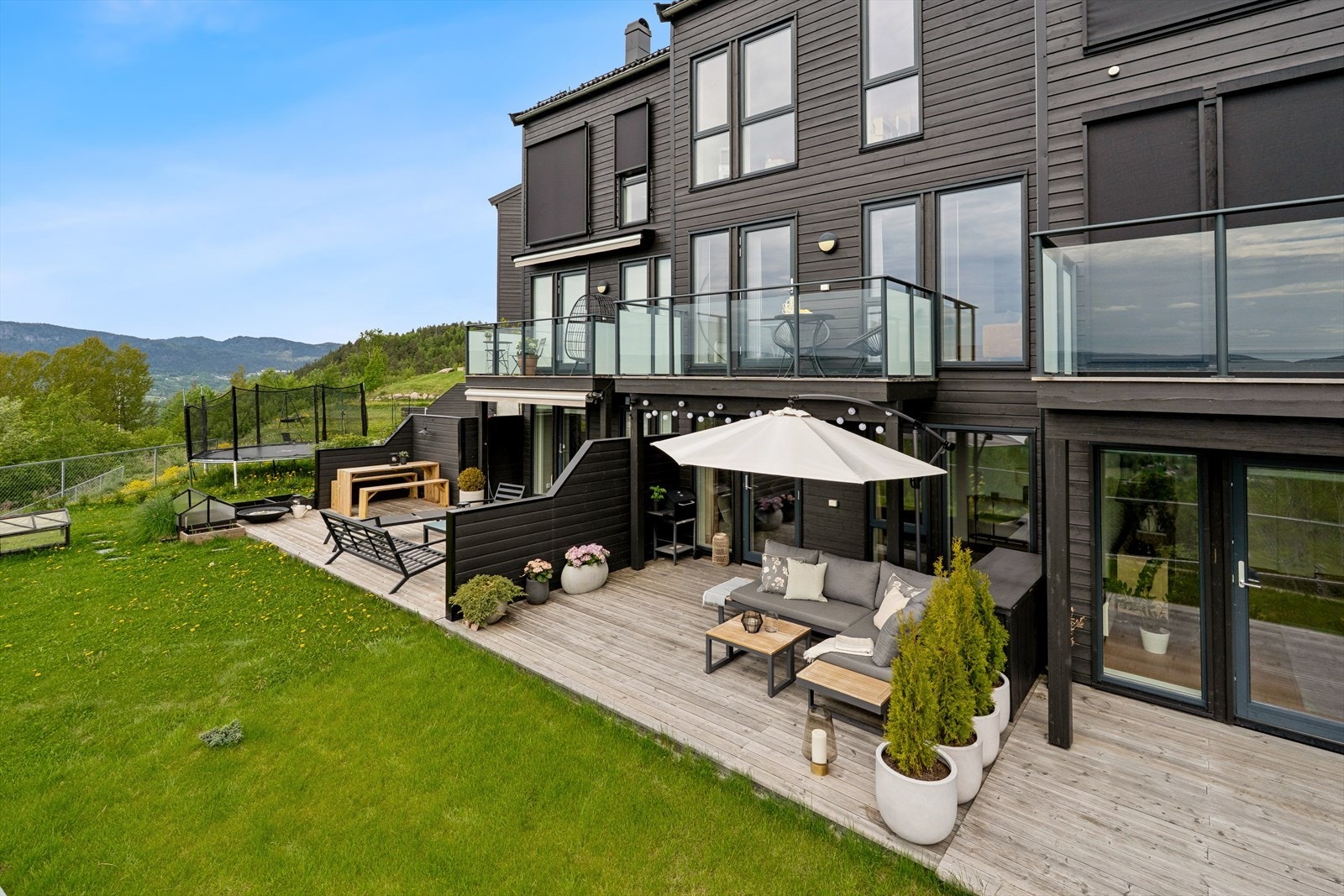 Moderne rekkehus med fantastisk utsikt og solrik terrasse. Galleribilde
