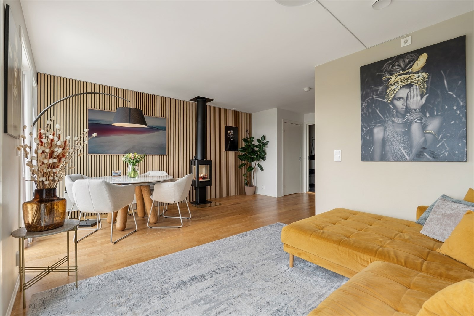 Veggene er malt i en stilren, moderne fargetone som harmonerer med flotte gulv. Galleribilde