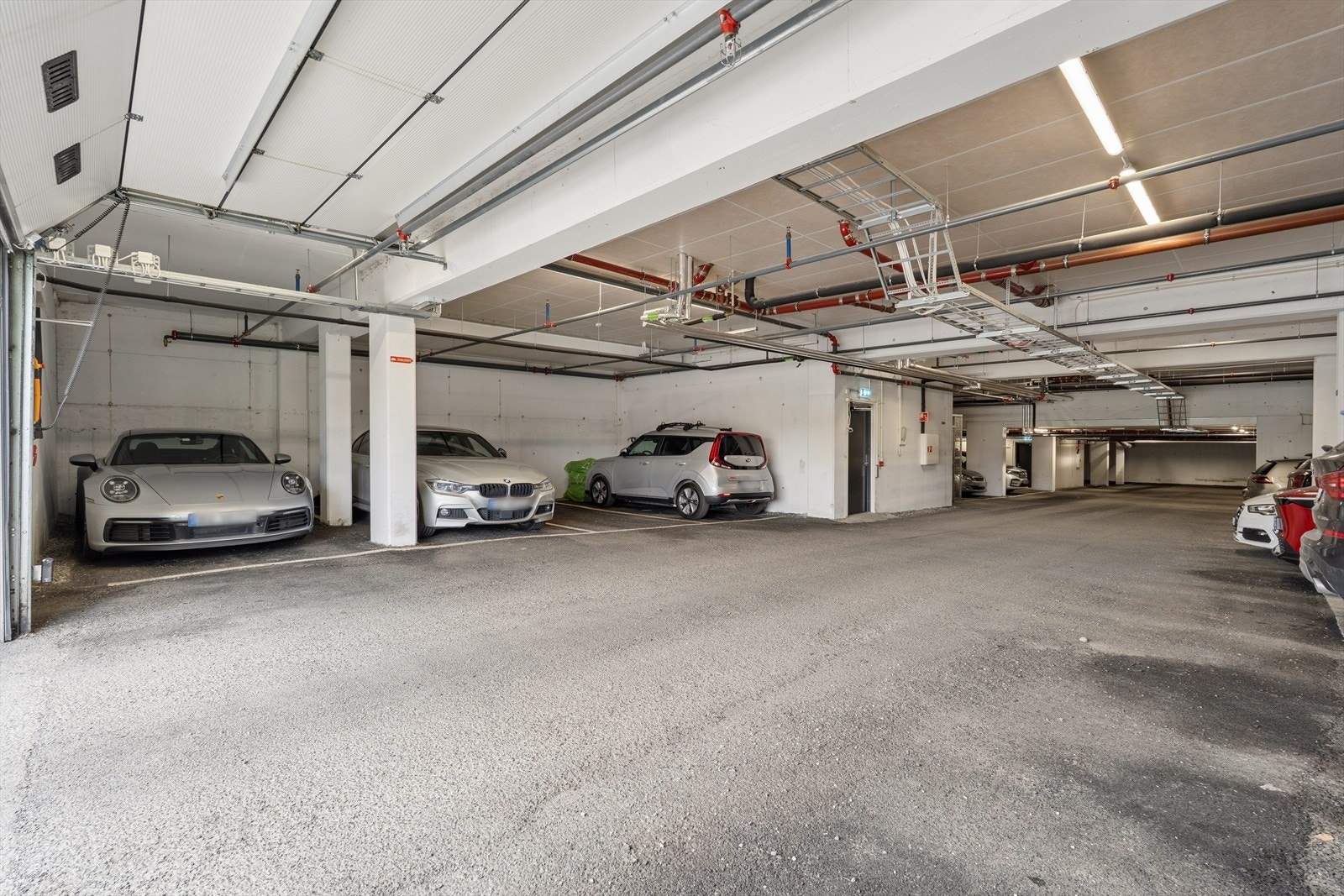 Egen parkeringsplass i felles garasjeanlegg. Galleribilde