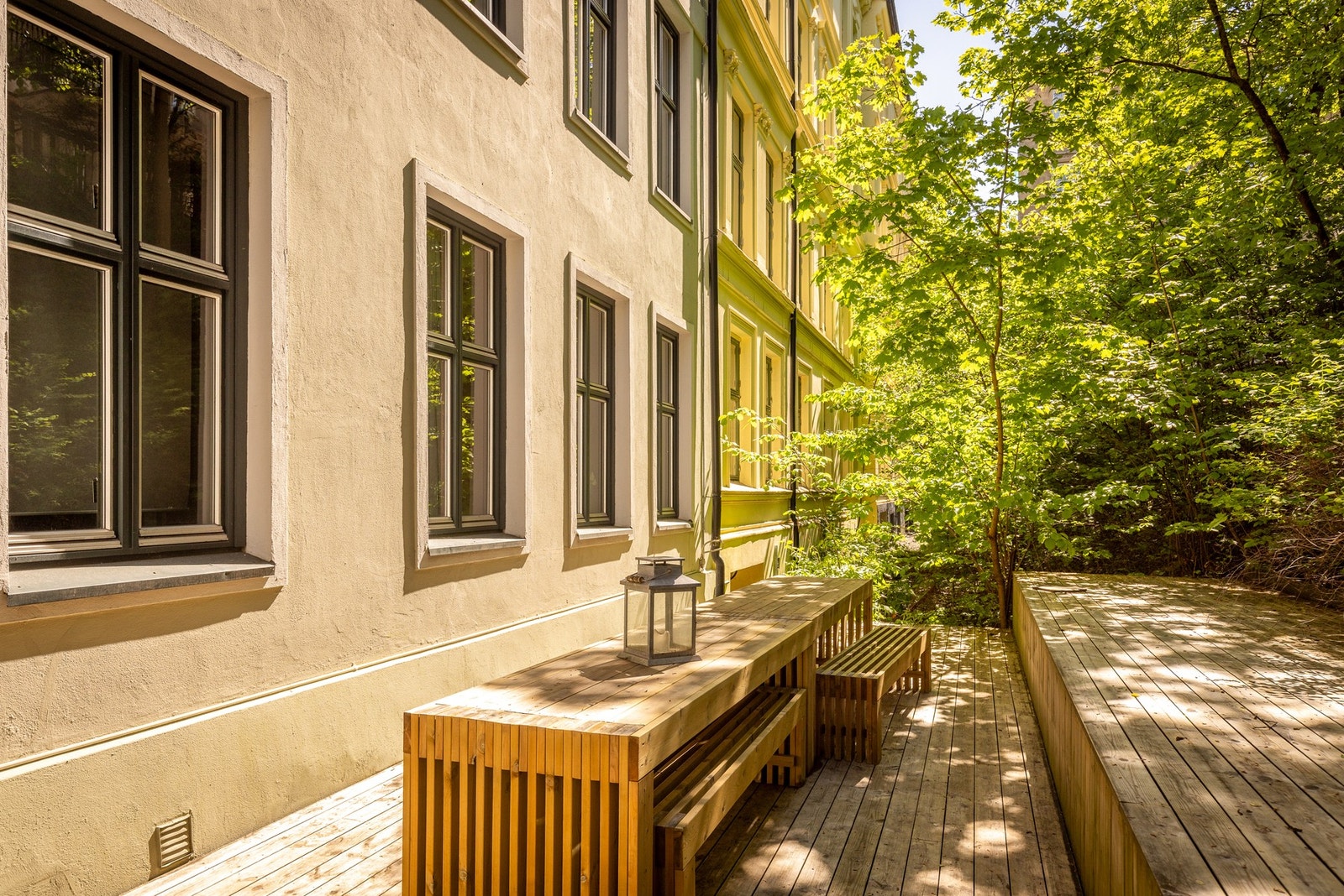 Bakgård med sittegrupper. Et hyggelig samlingssted for beboere og når man har gjester Galleribilde