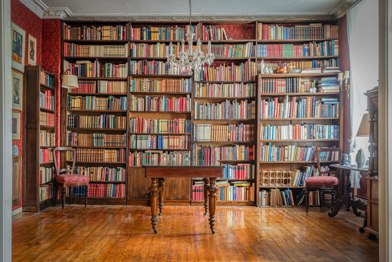 Sjarmerende leilighet, her stue/bibliotek Galleribilde
