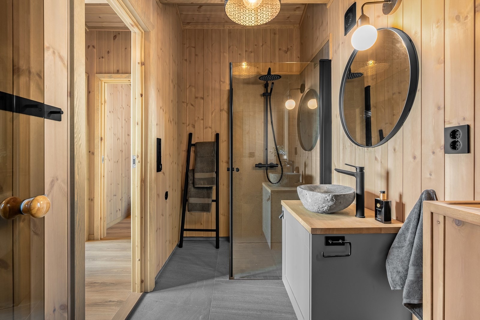 Badet er utstyrt med dusj, servant og veggfestet klosett med innebygget sisterne Galleribilde