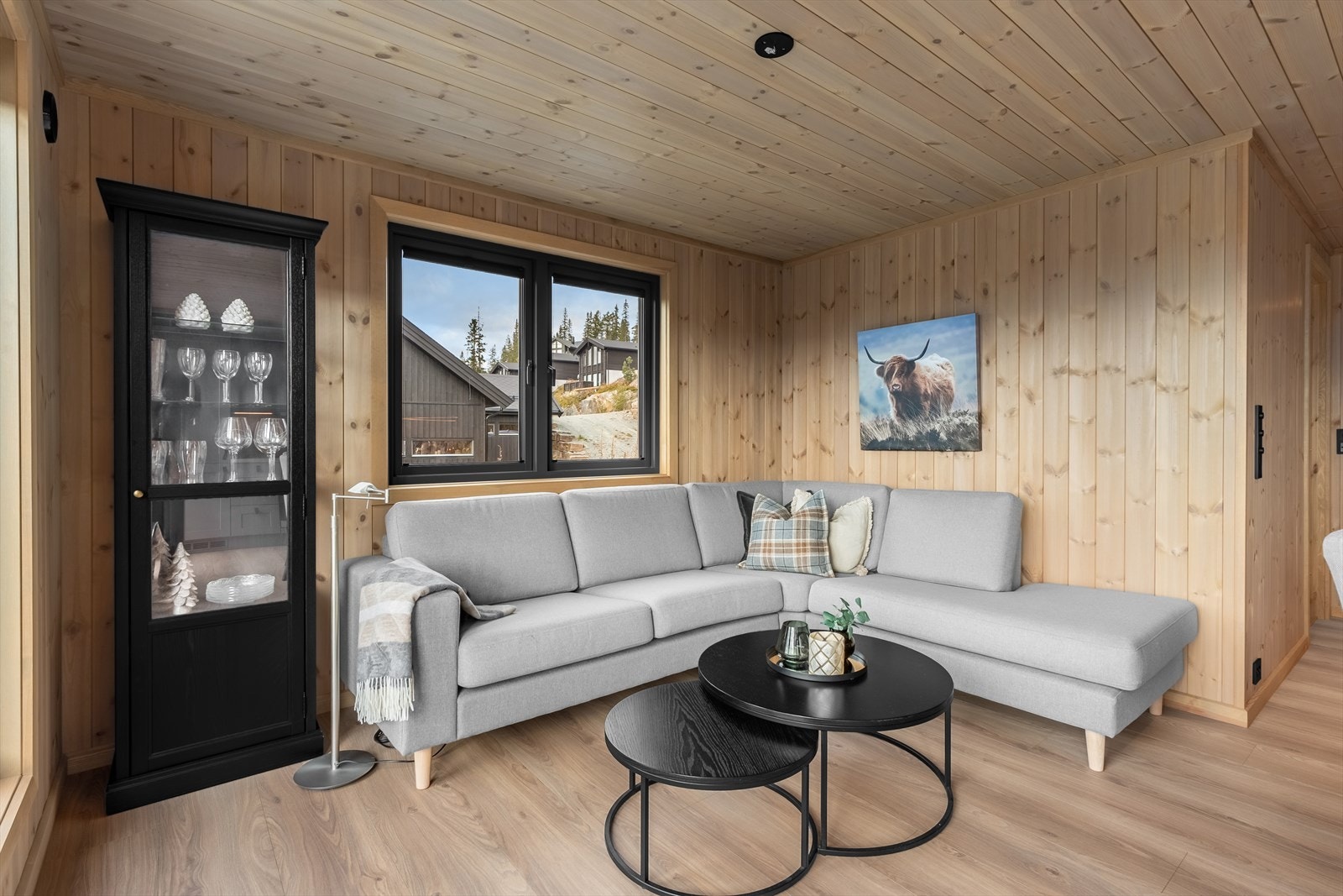 Veggene er i trepanel med laminat gulv Galleribilde