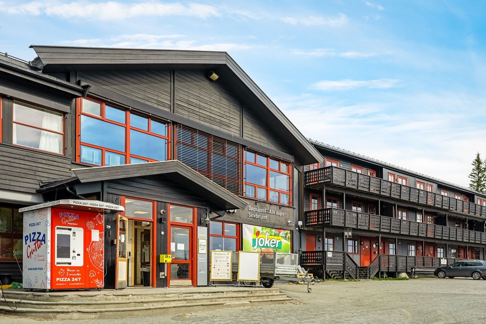 Mountain Lodge med døgnåpen Joker butikk Galleribilde