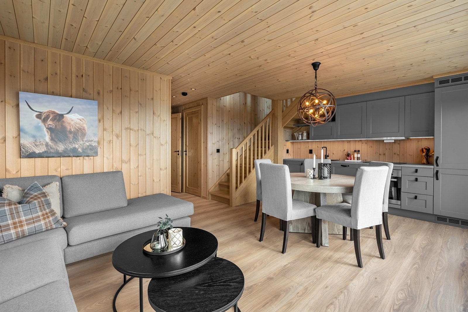 Romslig stue med plass til sofaseksjon og spisebord Galleribilde