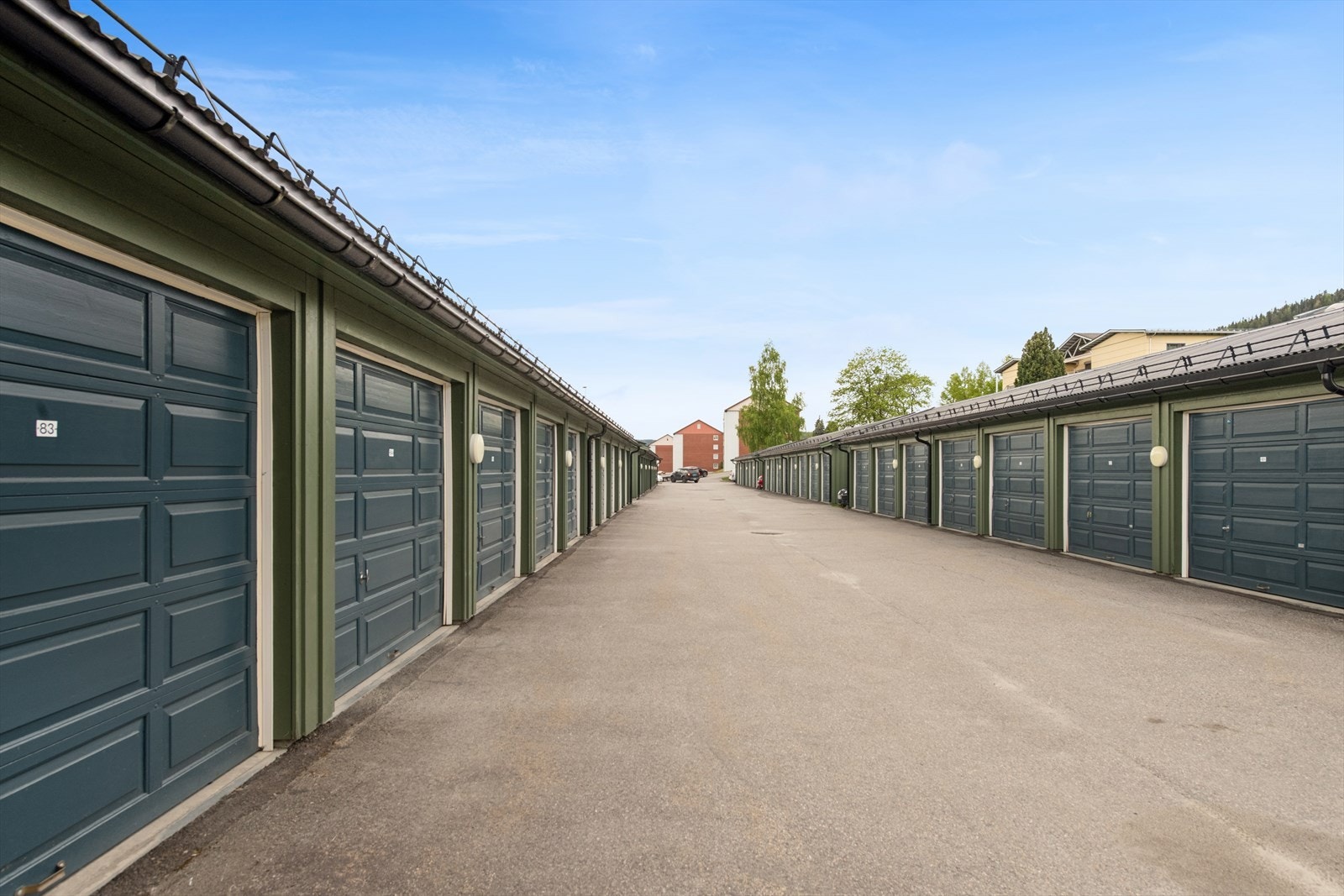 Leiligheten disponerer en parkeringsplass i garasjerekke. Galleribilde