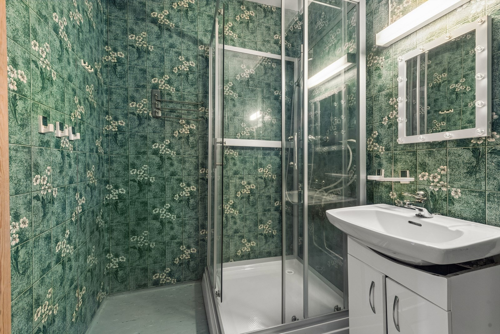 Badet er utstyrt med dusjkabinett, servant og toalett. Galleribilde