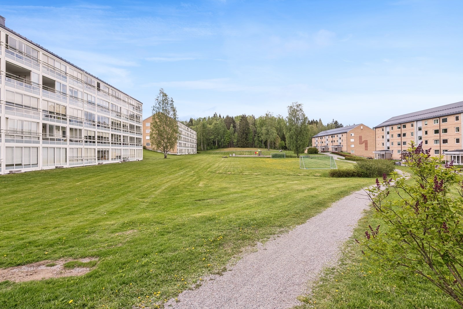 Borettslaget har hyggelige grøntarealer. Galleribilde
