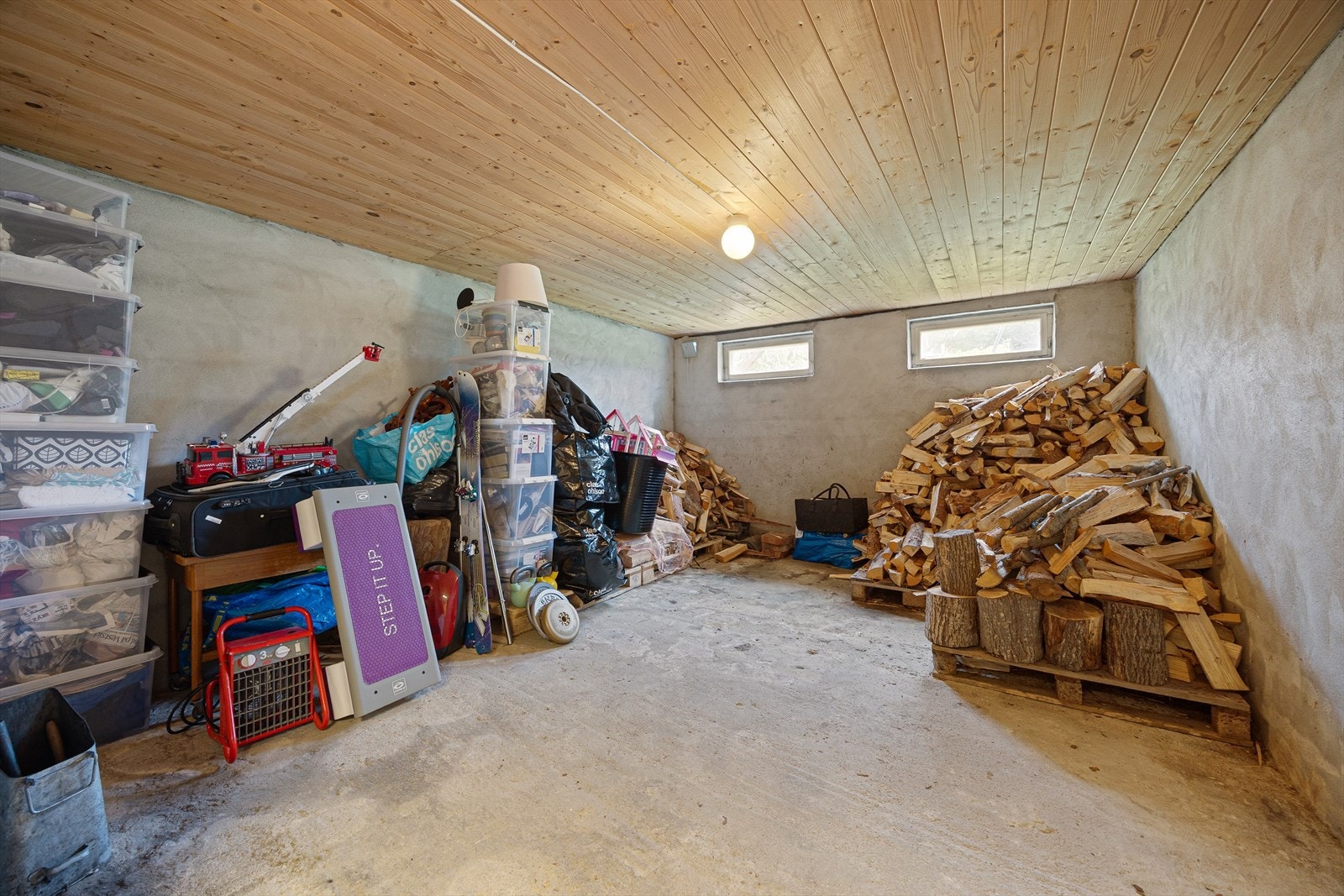 Kjelleren byr på rikelig med lagringsplass, med blant annet god plass til ved. Galleribilde