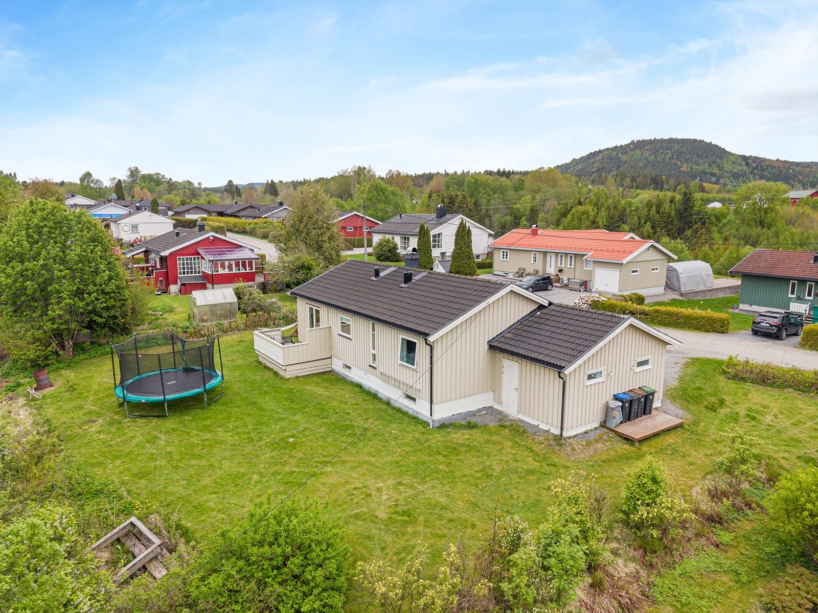 Boligen ligger i et barnevennlig område uten gjennomgangstrafikk. Galleribilde