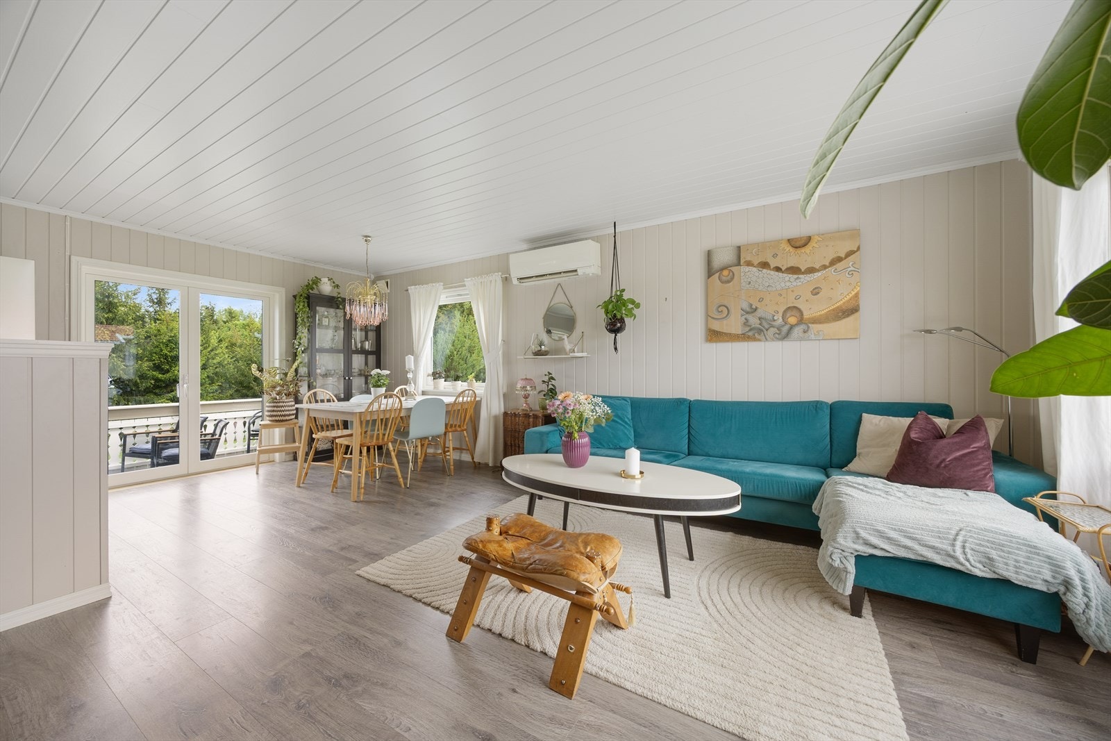 Fra stuen er det direkte utgang til en av boligens uteplasser. Galleribilde