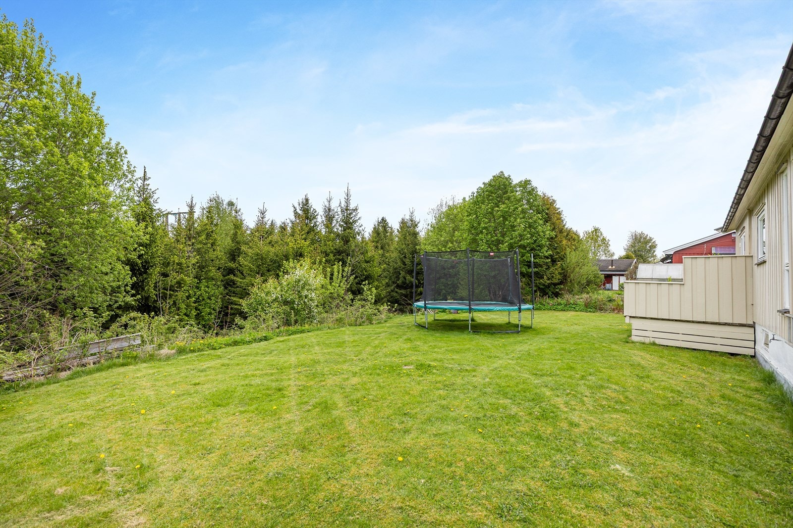 Fra eiendommen er det kort vei til Norsjø, som byr på båt- og badeliv om sommeren. Galleribilde