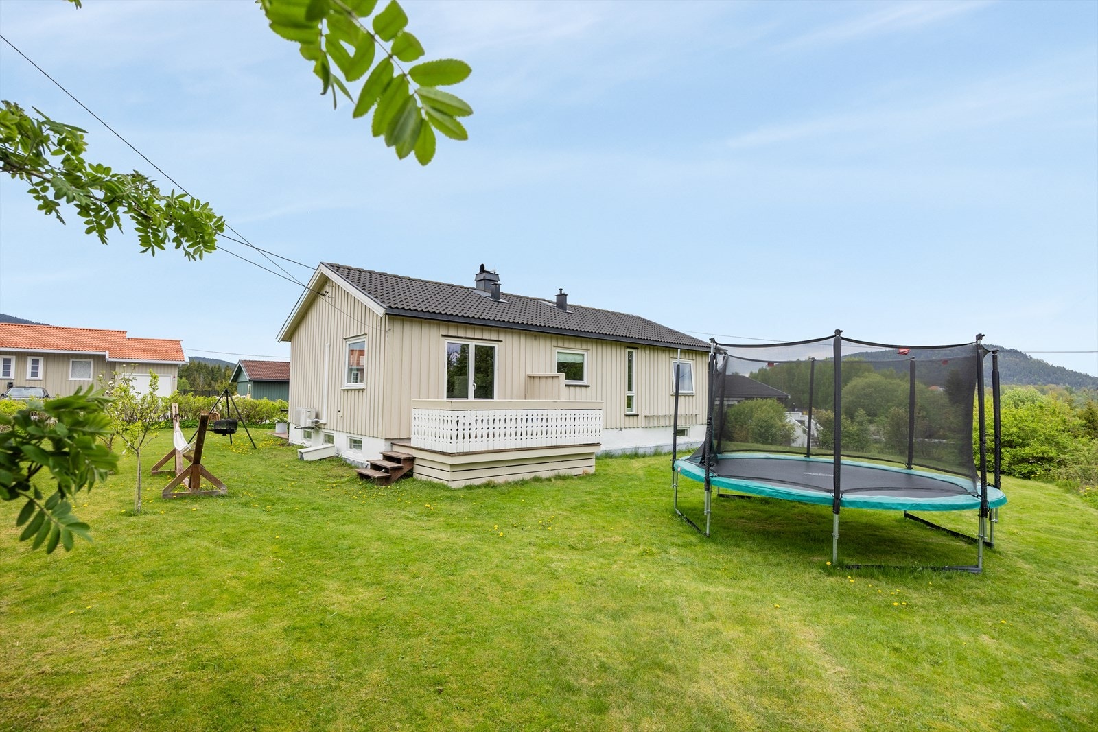 Stor hage med god plass til lek og aktiviteter for hele familien. Galleribilde